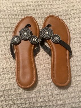 Mixit Black Beaded Circular Toe-Loop Sandals